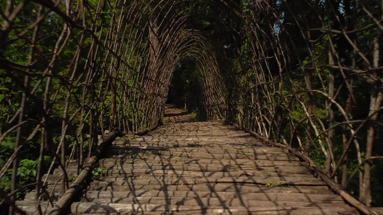 dentro del puente natural mauri, ponte san vigilio, hecho con ramas, dolly out