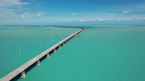 Largo-Puente-Sobre-El-Océano-En-Los-Cayos-De-Florida,-Vista-Aérea-Con-Agua-Azul-Turquesa