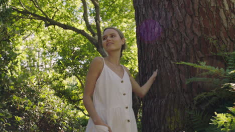 chica de la naturaleza caminando en el bosque mujer joven explorando jardín exuberante encantada por la belleza natural al aire libre 4k