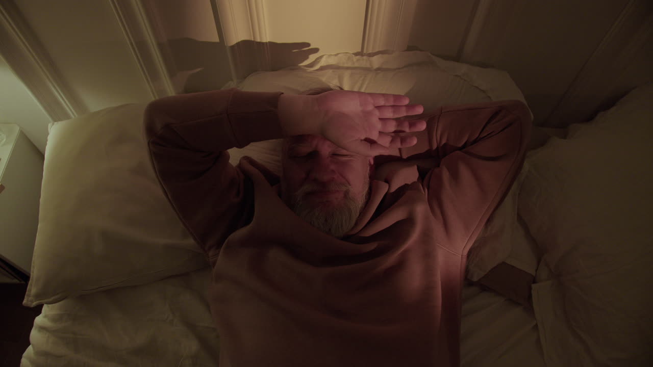 anciano tratando de dormir