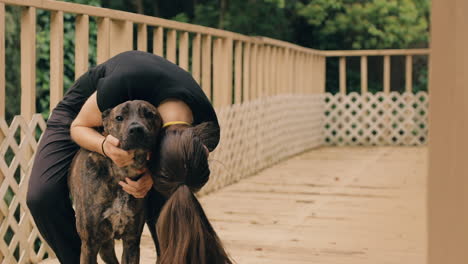chica caucásica se acurruca en un perro tímido juguetonamente dando besos de perro