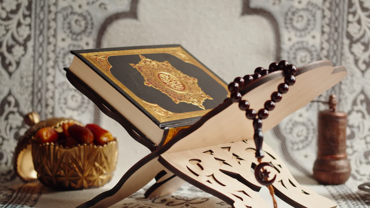 Primo piano del libro del Corano, preghiera, religione islamica. Festività religiosa del Ramadan, mese sacro. Culto, preghiera tradizionale a Dio.