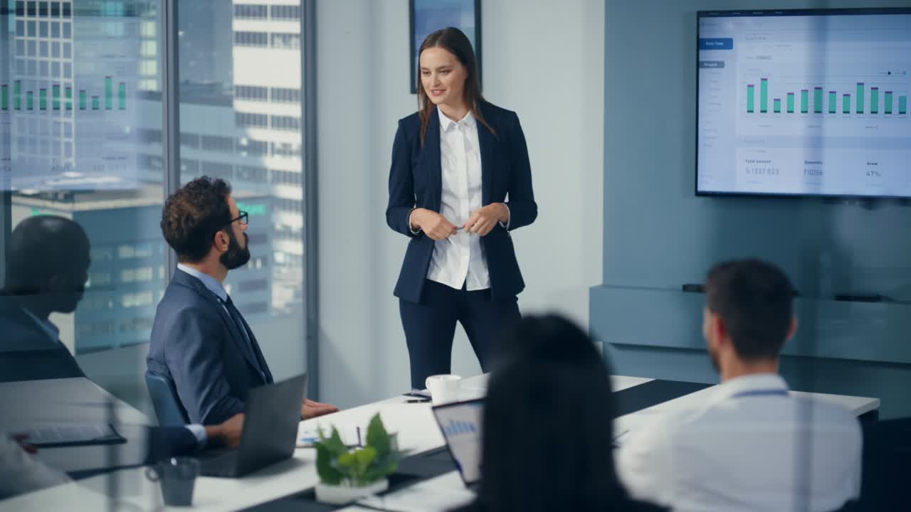 reunión en una sala de conferencias de oficina diversa: una mujer motivada propietaria de una startup digital presenta estadísticas de crecimiento de fintech de comercio electrónico a un grupo de inversores. televisión de pared con análisis de grandes datos, infografías