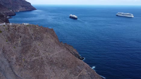 increíble vista panorámica sobre drones en 4k de montaña con barcos en el fondo en mar abierto junto al mar en españa isla de tenerife