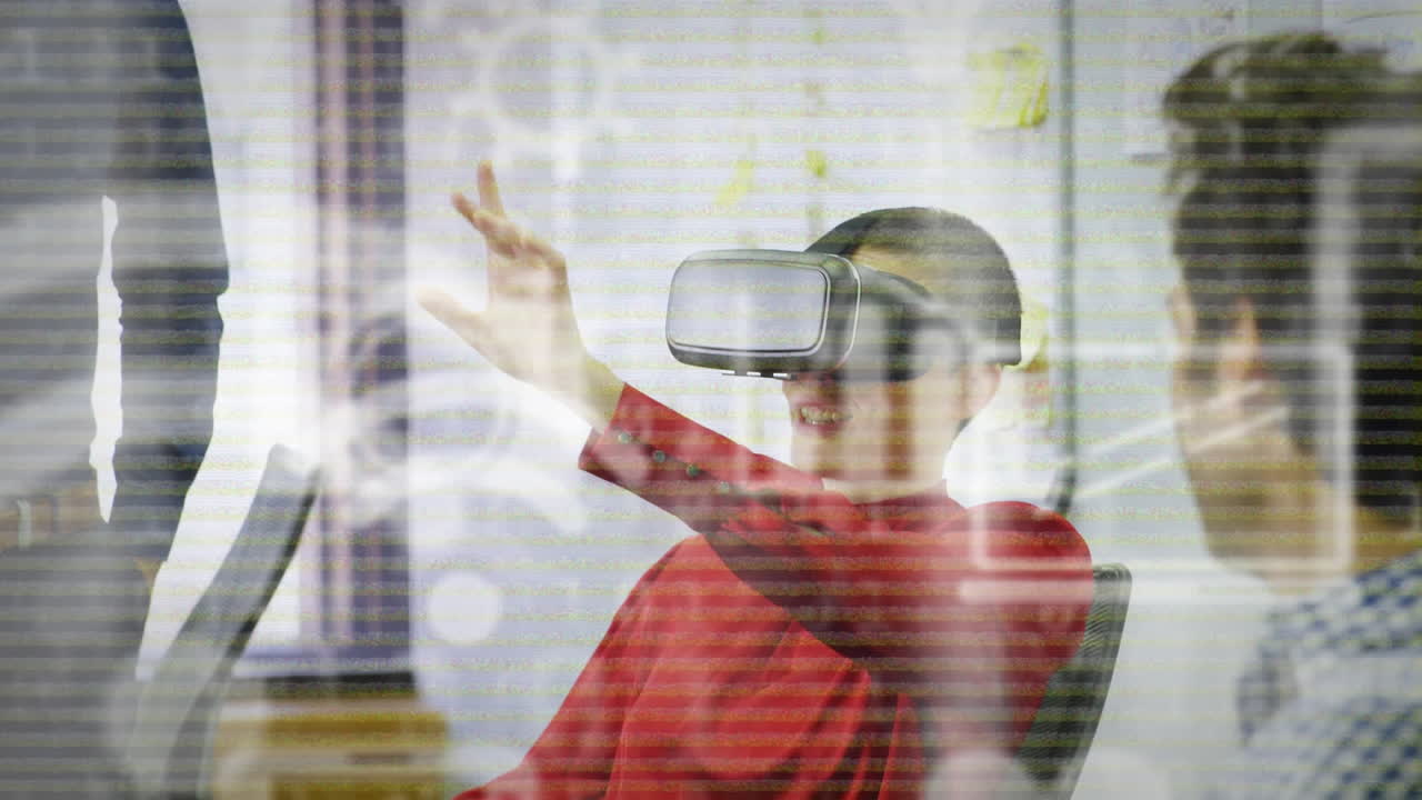 animación de iconos de las redes sociales sobre diversos colegas y mujer caucásica que usa auriculares vr