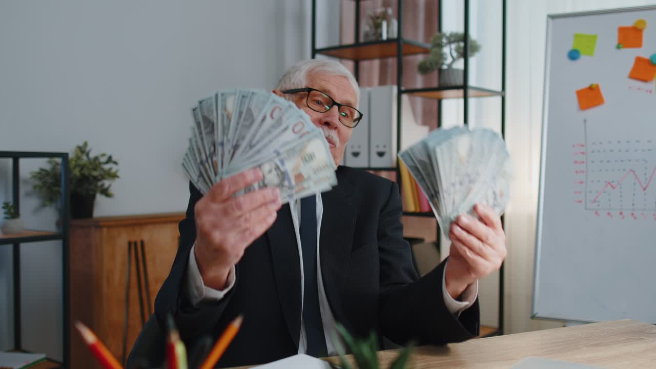 Contador empresário comemorando o sucesso nos negócios e dançando com uma pilha de dinheiro em notas de dólar