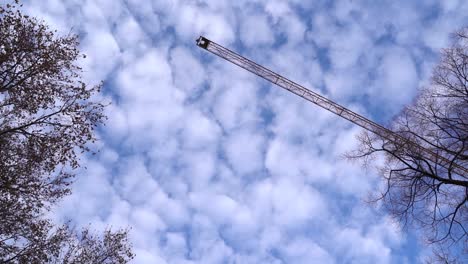 grúa de alta construcción panorámica a través del hermoso cielo azul