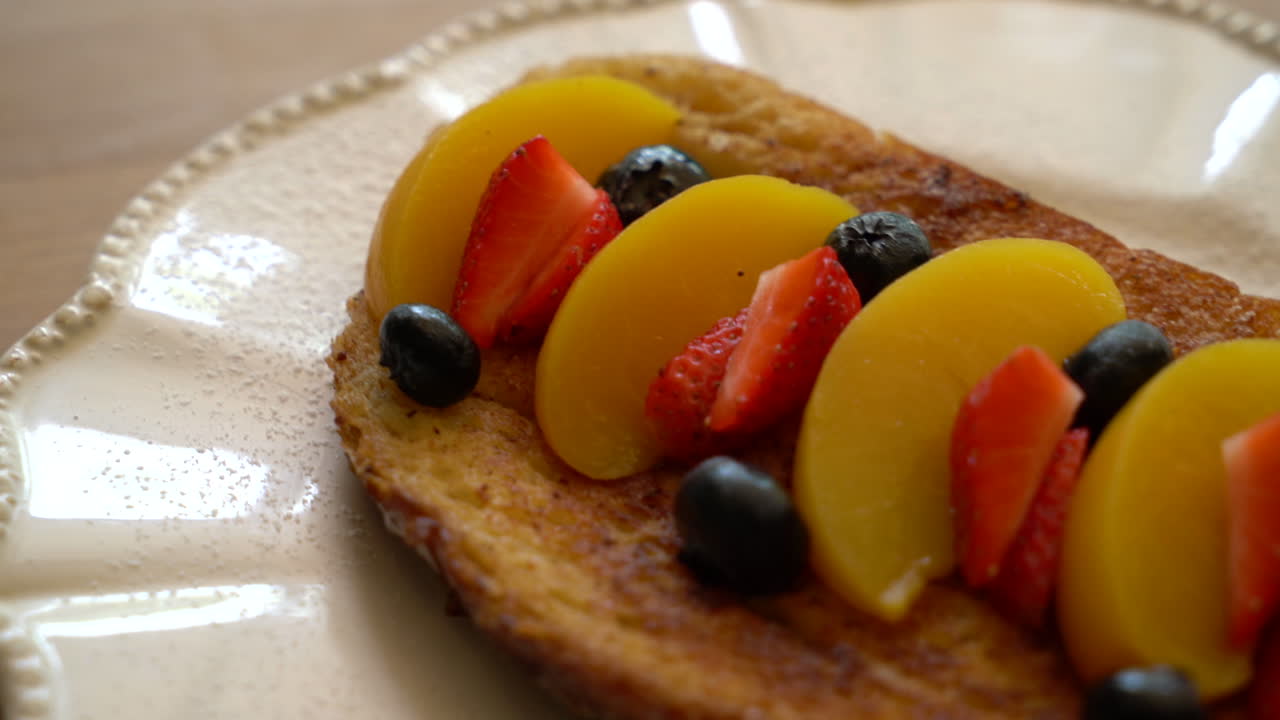 toast alla francese con pesche, fragole e mirtilli