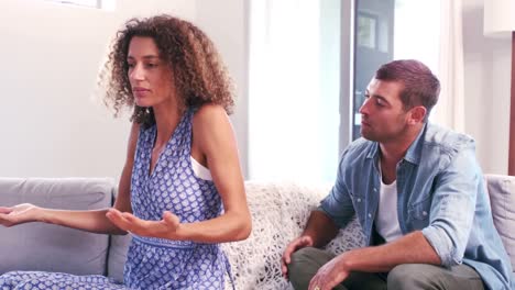 Pareja-Discutiendo-En-La-Sala-De-Estar