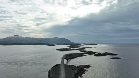 Antena-En-Ascenso-Que-Ofrece-Vistas-Panorámicas-Sobre-La-Carretera-Del-Océano-Atlántico-En-Noruega---Cielos-De-La-Tarde-Y-Mar-En-Calma