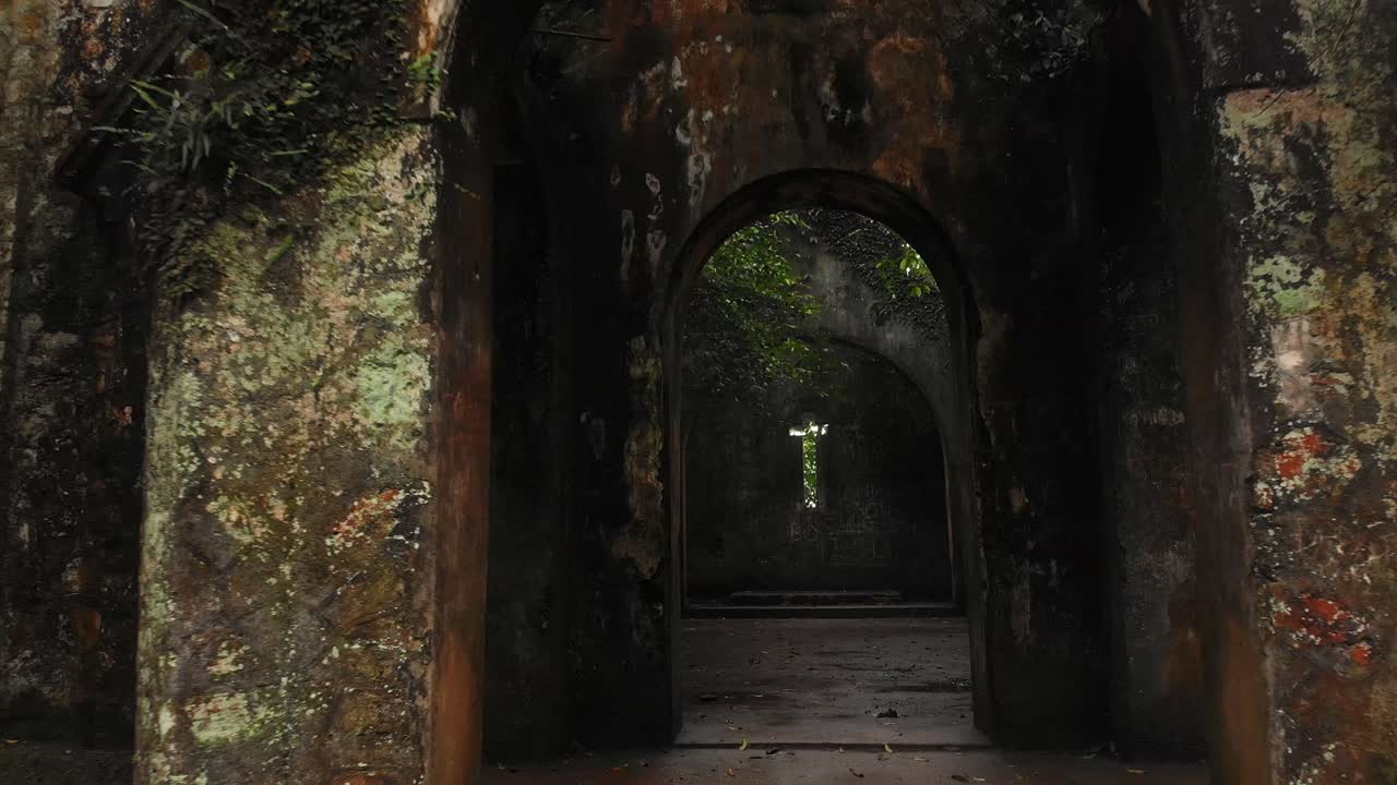 volar dentro de las ruinas de la iglesia ba vi en hanoi, desde el aire