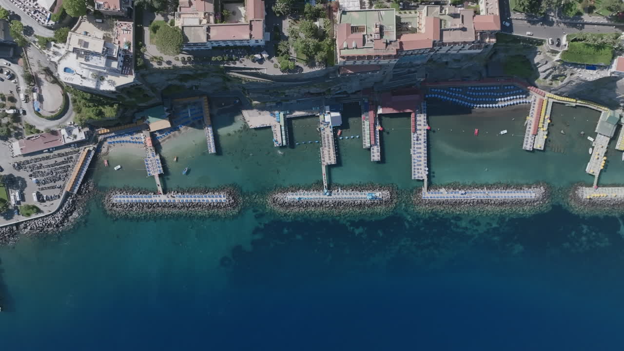 이탈리아 소렌토 해안 리조트의 하향식 공중 영상