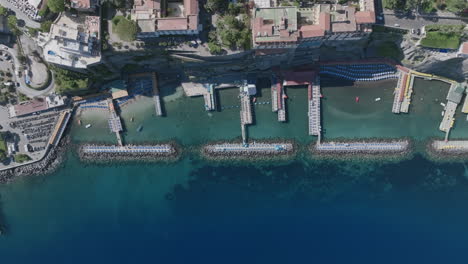 imágenes aéreas de arriba hacia abajo de los centros turísticos frente a la costa de sorrento, italia