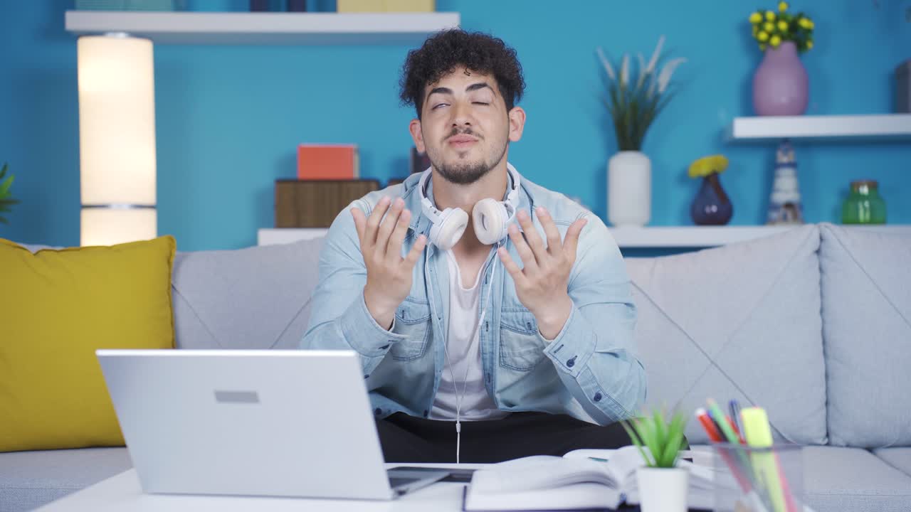 무슬림 대학생이 기도하고 있습니다.