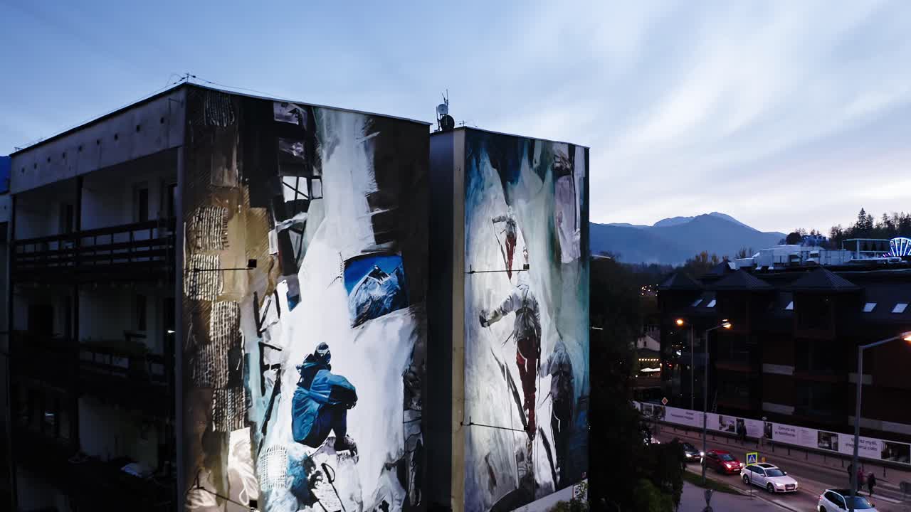 산을 볼 수 있는 새벽이나 저녁의 도시 벽화