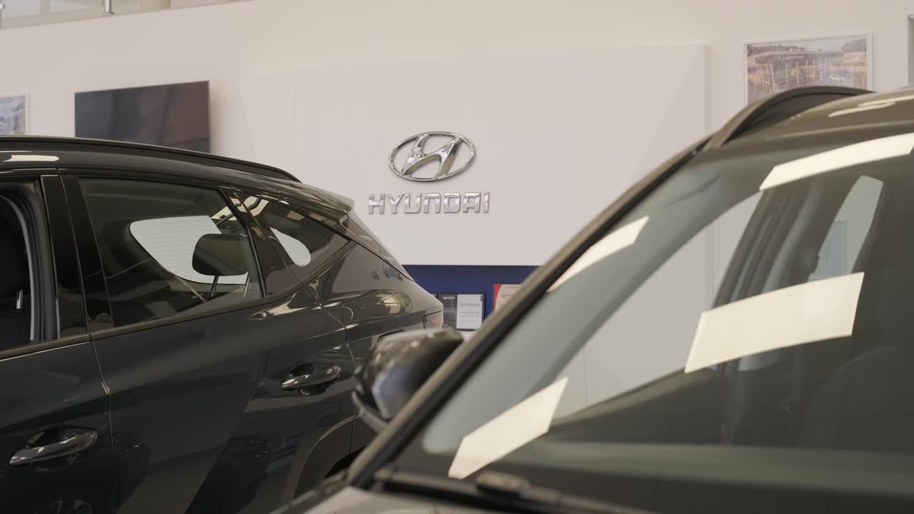 concesionario de automóviles con una fila de vehículos nuevos anónimos a la venta. sala de exhibición con automóviles brillantes. automóviles