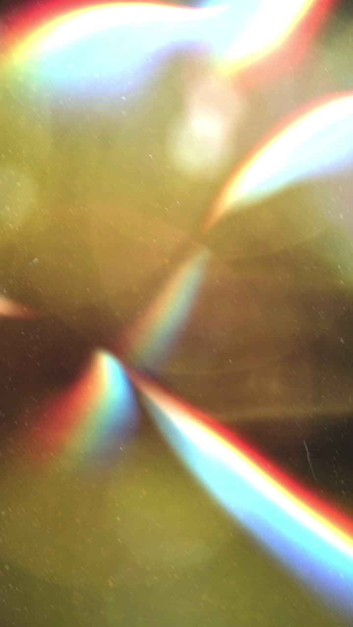 Fugas de luz abstractas y destellos de lente arcoíris con grano de película vintage