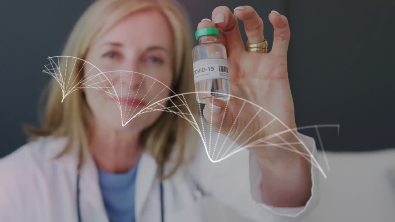 Un medico solleva una fiala di vaccino COVID-19, con scintille che rivelano una spirale di DNA che turbina per la ricerca.