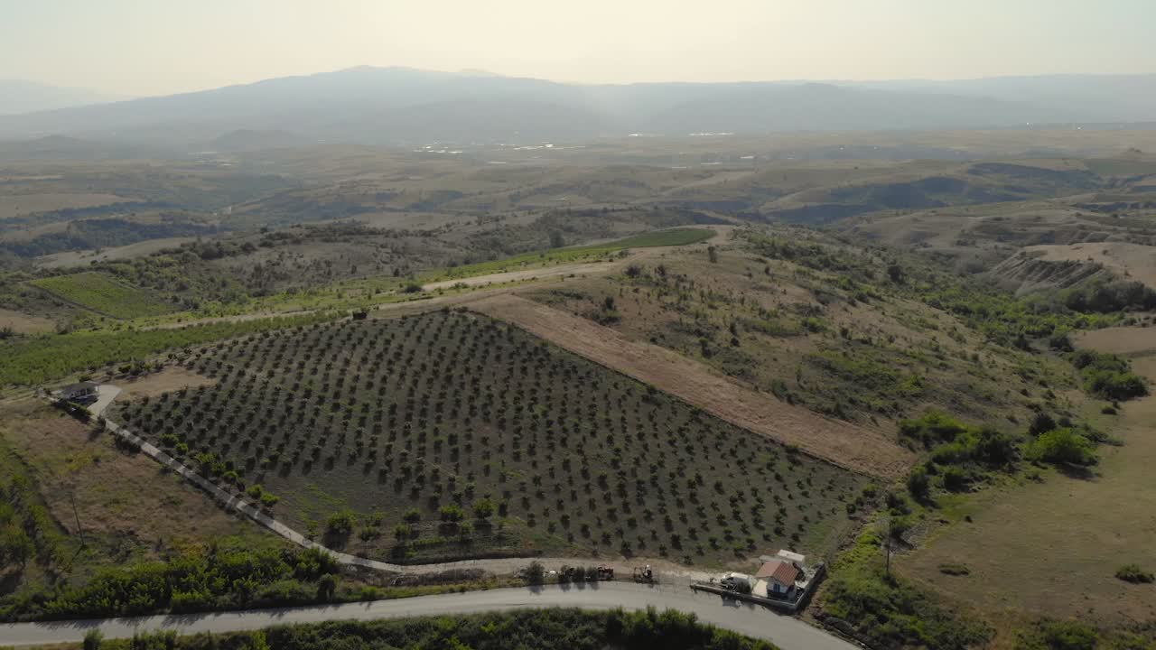 volando sobre campos agrícolas vacíos en las montañas