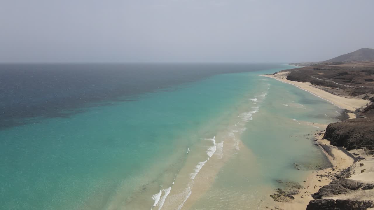 toma aérea de drones de una hermosa playa con agua clara en fuerteventura en las islas canarias