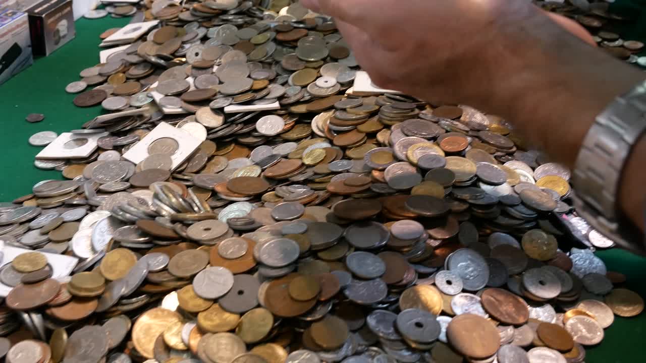 una pila de monedas. diferentes monedas del mundo.