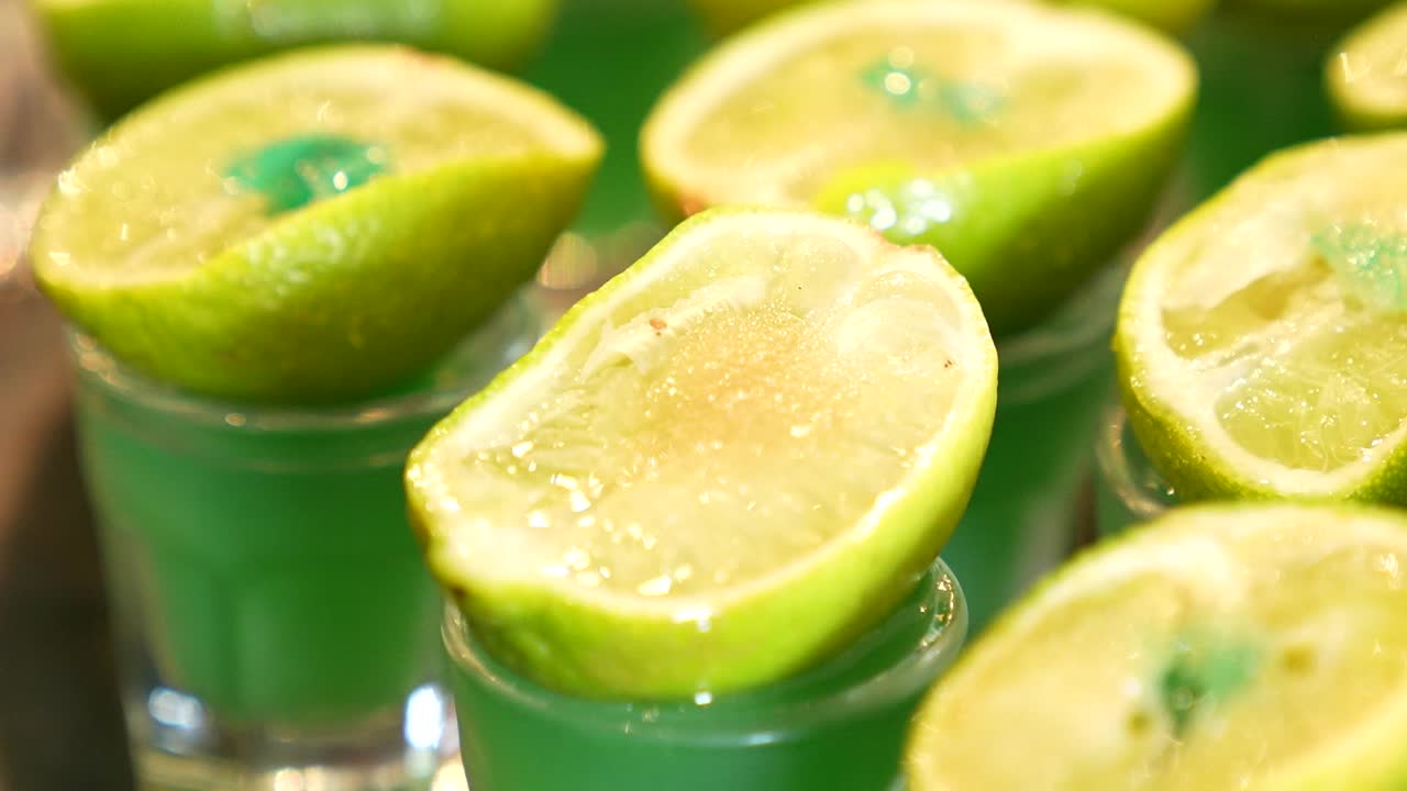 vasos en una secuencia llenos de limonada y limones en la parte superior
