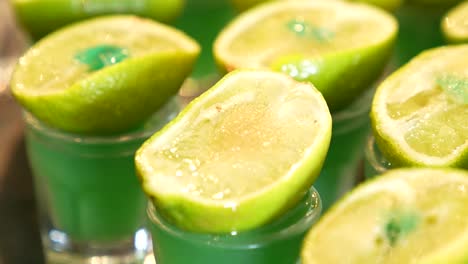 vasos en una secuencia llenos de limonada y limones en la parte superior