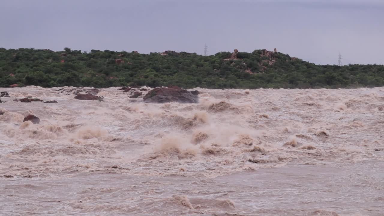 vista panorámica de las fuertes inundaciones que ingresan al pueblo a través de las montañas en el norte de karnataka, india