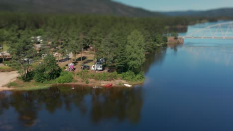 una vista aérea del camping kilefjorden a orillas del otro río
