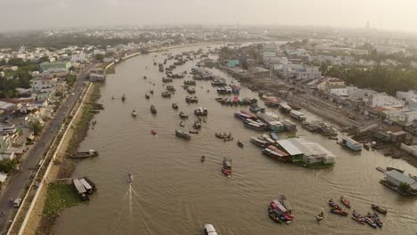 Vista-Aérea-Del-Mercado-Flotante,-El-Río-Song-Can-Tho-En-Cai-Rang-Vietnam