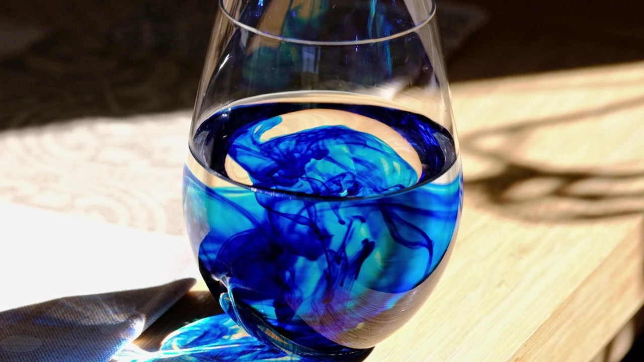 Azul de metileno en un vaso de agua