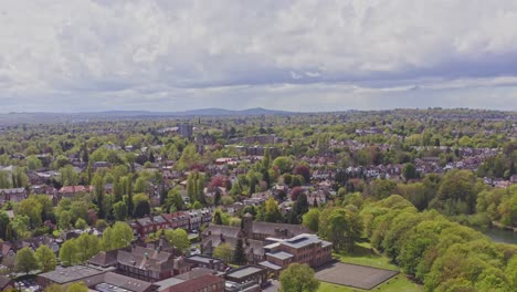 Drohnenaufnahme-Aus-Der-Luft,-Die-über-Einer-Typischen-Britischen-Wohnsiedlung-In-Einem-Vorort-Aufsteigt