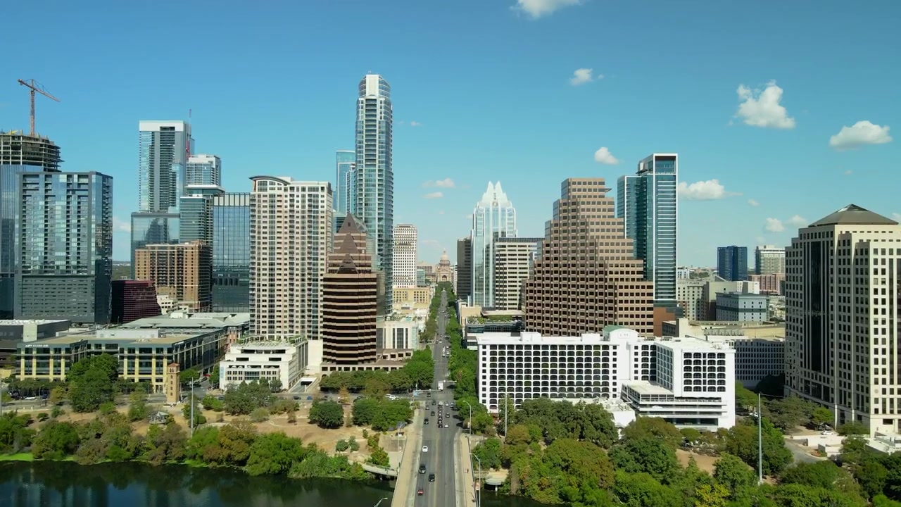 Drone voa sobre a avenida South Congress Bridge no centro da cidade. Vista aérea do centro de Austin ao lado do rio Colorado com vista para o Capitólio