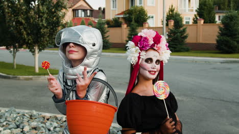 des enfants à halloween dans la rue.