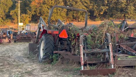 tractor roto y maquinaria oxidada con malezas en crecimiento en un parche de tierra en oregon