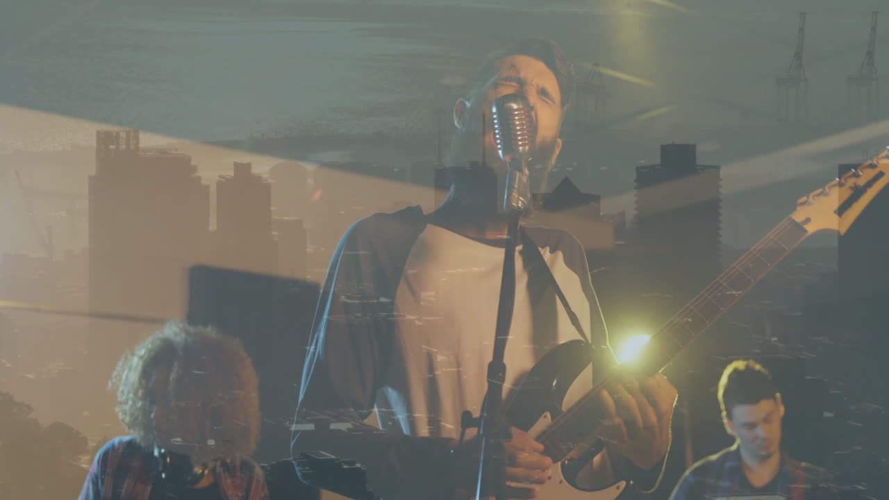 Bandmedlemmer opptrer på musikkscene med projisert bylandskap som viser animerte gitarikonoverlegg