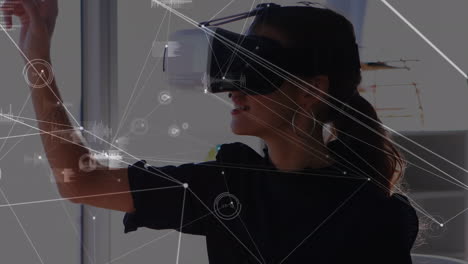 animación de la red de conexiones sobre mujer de negocios con auriculares vr