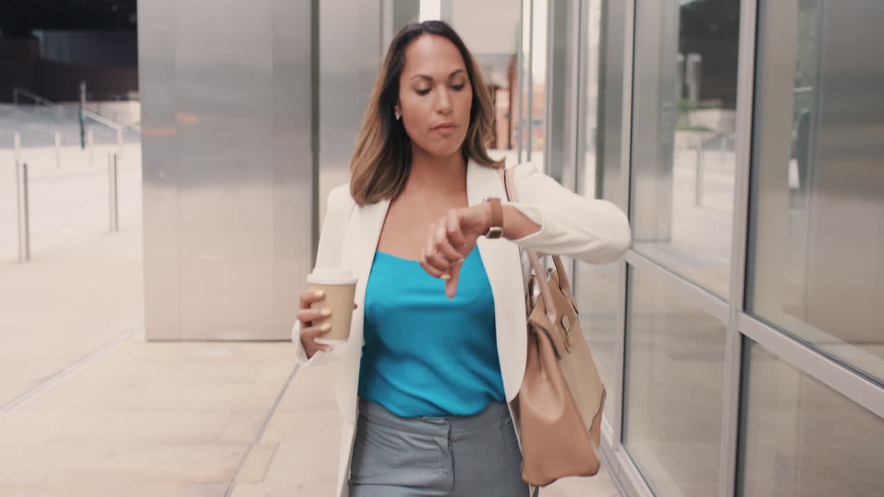 hermosa mujer de negocios de raza mixta caminando por la ciudad