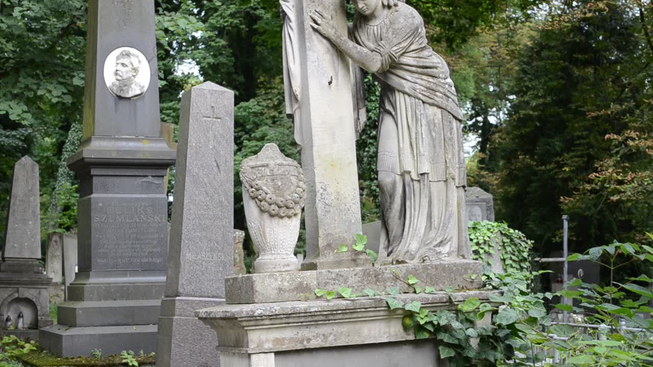 Grabsteine auf einem Friedhof. Lwiw, Ukraine. Der Lychakiwski-Friedhof ist eine historische Gedenkstätte (seit 1991) in Lwiw im historischen Stadtteil Lychakiw, einer der ältesten Friedhöfe der Ukraine.