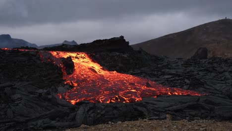 paisaje natural primordial con río de lava que fluye rápidamente