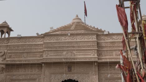 Antiguo-Templo-Hindú-Hecho-De-Piedra-Roja-Durante-El-Día-Desde-Diferentes-ángulos-El-Vídeo-Se-Toma-En-El-Templo-Pal-Balaji-Jodhpur-Rajasthan-India-El-13-De-Noviembre-De-2023