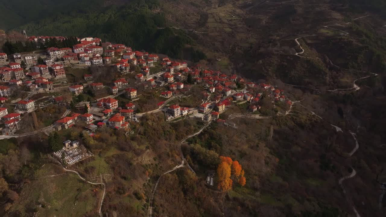 Vista con drone di un villaggio in pietra che risplende in una valle, Metsovo