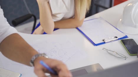 Los-Ingenieros-Realizan-Trabajos-Desde-Una-Computadora-Portátil-En-La-Oficina.