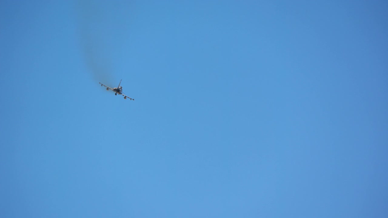 Kampfly stiger op væk fra kameraet under flyvning