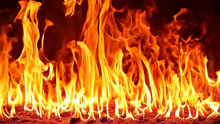 Eine Nahaufnahme eines in der Dunkelheit brennenden Feuers
