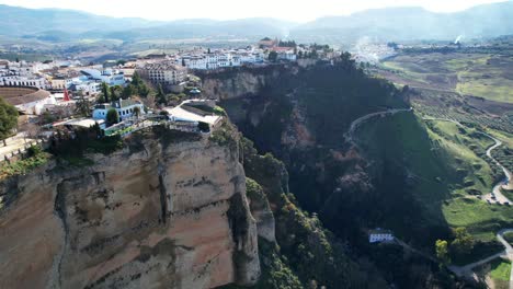 casas de lujo y hoteles en los acantilados épicos de ronda españa con alto sol