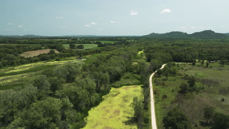 Vista-Aérea-Del-Refugio-Nacional-De-Vida-Silvestre-Trempealeau-En-Un-Día-Soleado-En-Buffalo,-Wisconsin,-Estados-Unidos.