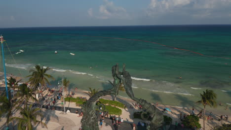 Drone-Volando-Alrededor-De-La-Escultura-Maya-Del-Portal-Y-Revelando-La-Playa-De-Arena-En-La-Costa-Del-Mar-Caribe