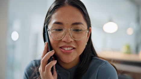 Oficina,-Negocios-O-Mujer-Feliz-En-Una-Llamada-Telefónica