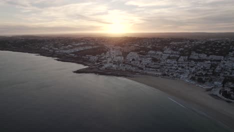 Puesta-De-Sol-Dorada-En-La-Costa-Atlántica-Del-Algarve